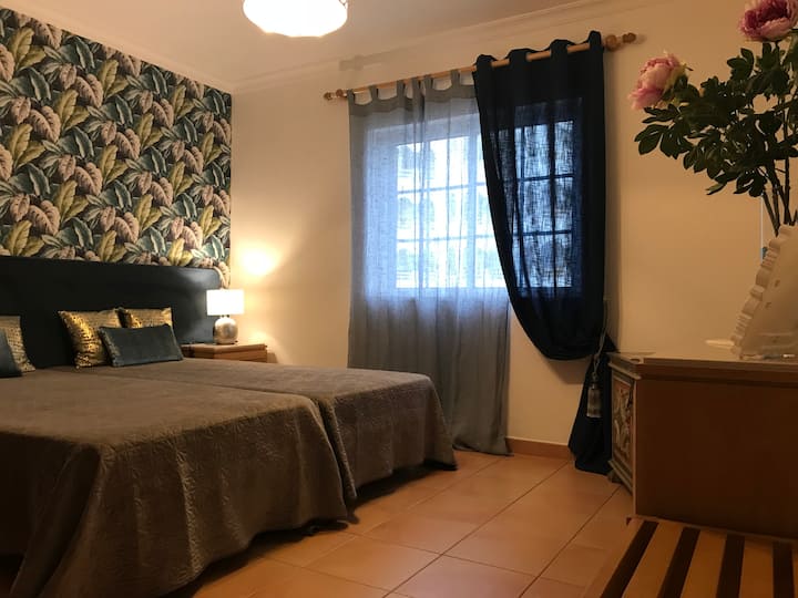 ห้องนอนมี 2 เตียงพร้อมห้องอาบน้ำ (ฝักบัว)
