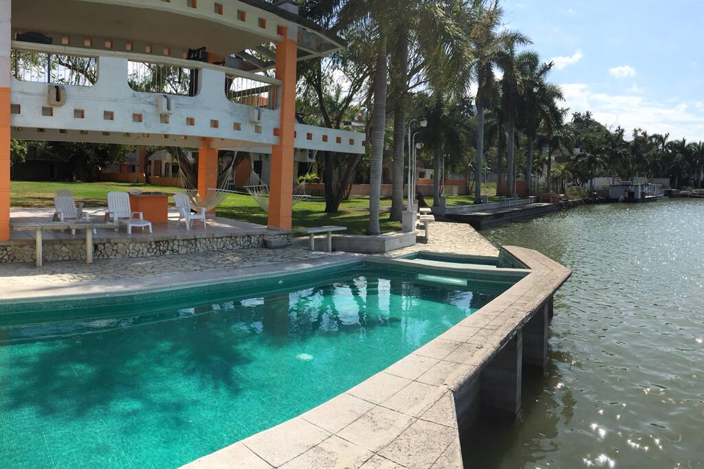 Las areas comunes colindan con La Laguna del Chairel, Alberca, Muelle, Asadores, Palapa, Hamacas, Jardines, Rampa para lanchas.