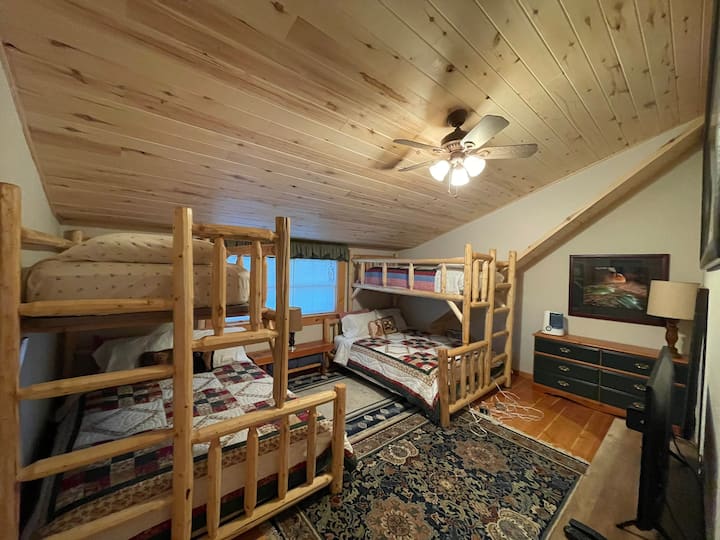 Zabava za šest osoba s dvije kraljice i dva blizanca