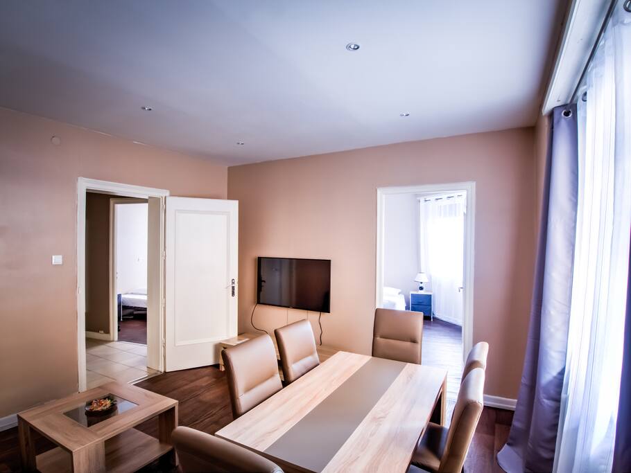 Pièce à vivre donnant sur la première chambre