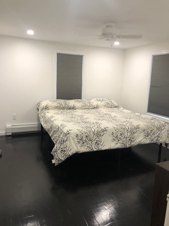 第二间卧室可以拼成一张2米宽双人床或两张单人床（请参阅下一张照片）如果使用此卧室，请在预订时具体说明。 
* * *第2间卧室仅在预订4人时进行整理* *除非另有说明* * 