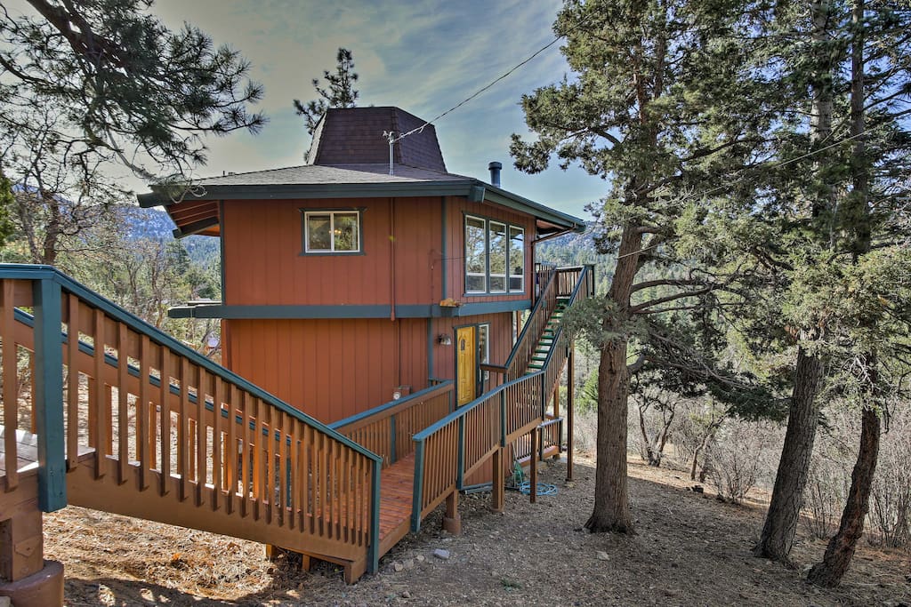 Located just minutes from great skiing, hiking, and boating.