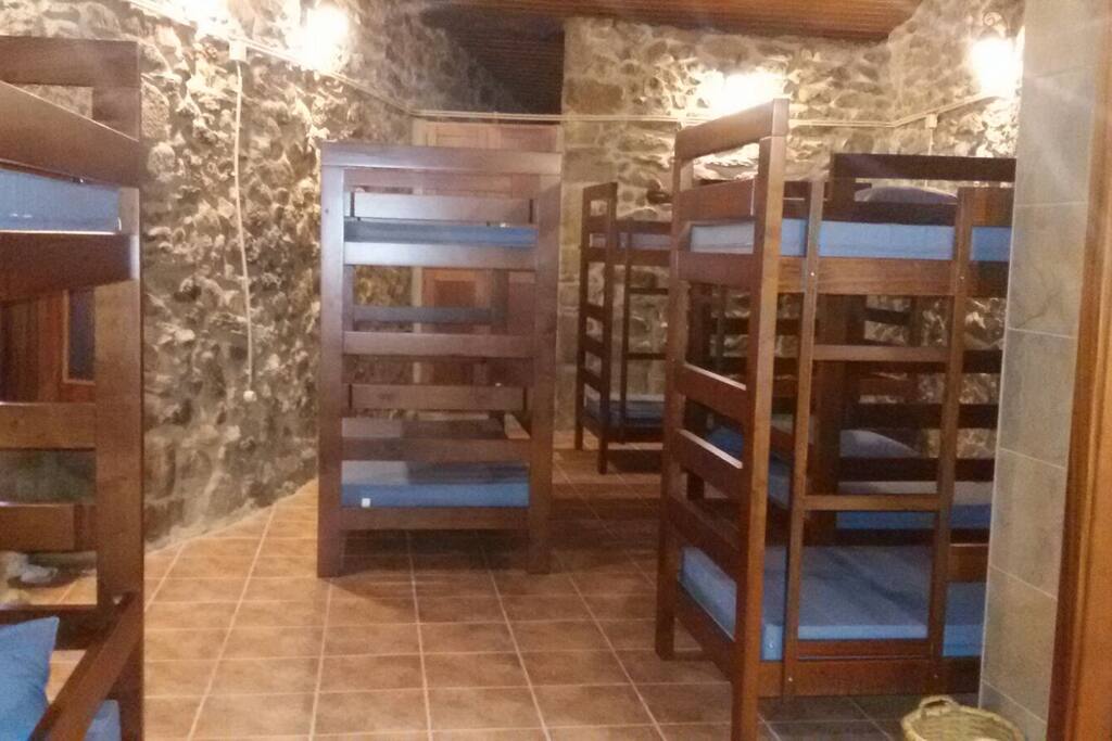5 Beliches reforçadas (espaço para 10 pessoas) colchões e travesseiros revestidos com couro sintético