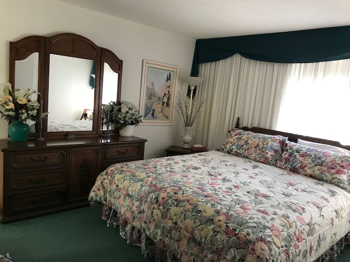 Голяма родителска спалня с двойно легло king size и самостоятелна баня. Много чекмедже и гардеробно пространство.