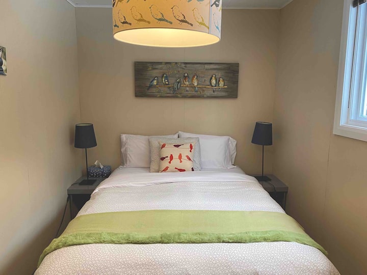 (горно) Апартамент тип „Уилоу“ с 4 легла: добре дошли в темата „Блус Сий Птици“ на тази стая, която има двоен матрак, за да се сгушите за комфортен сън. 
ВИЖТЕ „Баня 3“ за снимки на подобрената шикозна баня в тази спалня.