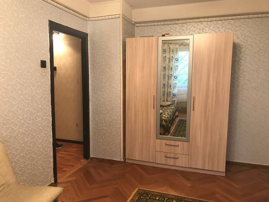 Основная комната. Есть балкон. В комнате двуспальный диван, журнальный столик, телевизор, большой шкаф, wi-fi, TV.