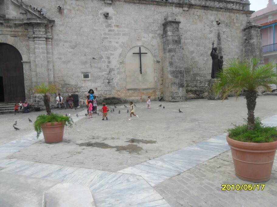 Muy cerca del apartamento se encuentra la Plaza de San Francisco de Asis o tambien llamada Plaza de las palomas.