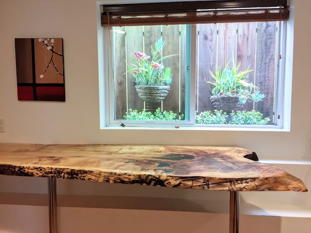 Cozy suite in peaceful area by Metro subway