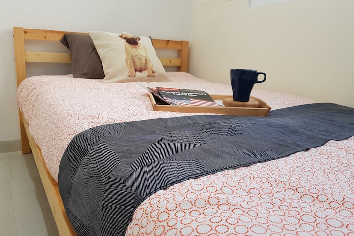 2号房超大单人床。床
架……