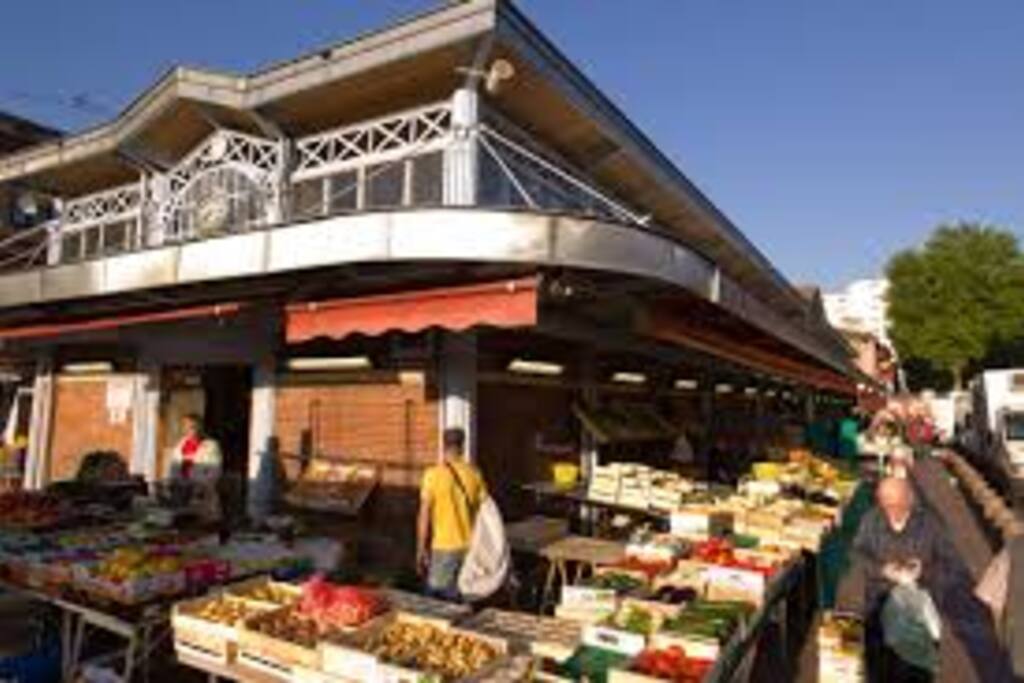 le marché quotidien à 30 secondes à pieds