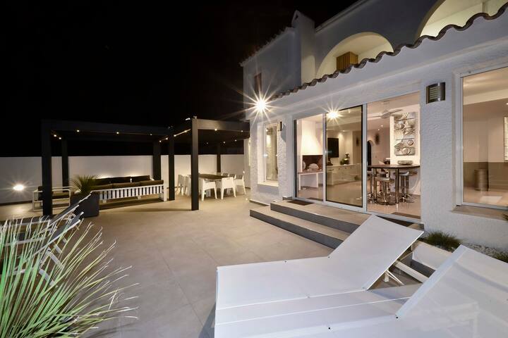 SUN VILLA-Exceptionnelle en bordure du grand canal gallery image 2