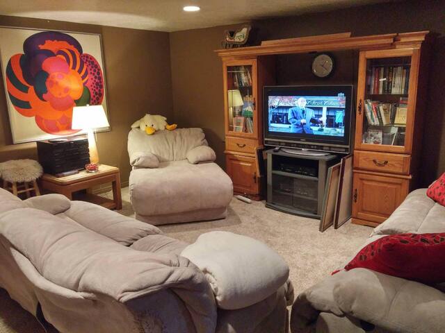 Totally Priv. Downstairs Whole Apt.