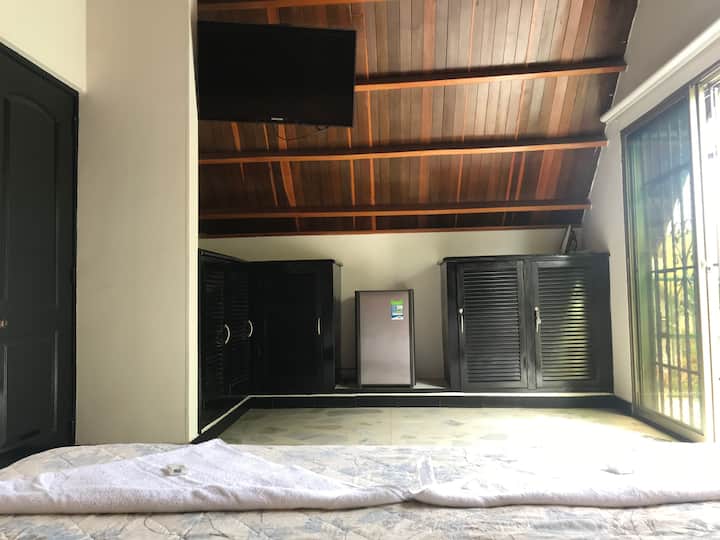 בתמונה זו ניתן לראות את הארונות הגדולים של חדר השינה הראשי כדי להכיל את המזוודות, המקרר, הטלוויזיה בכבלים, הגישה למרפסת מימין ומשמאל לחדר השינה 