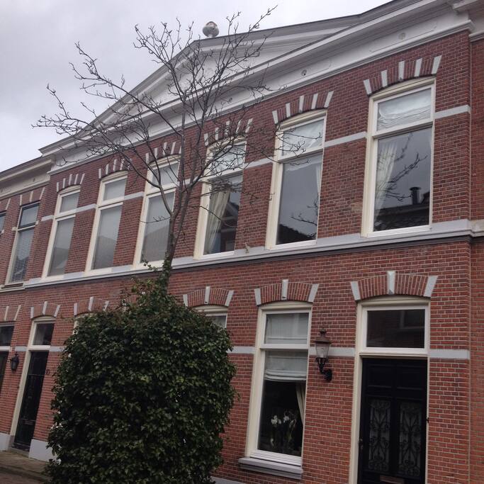 Het huis ligt in een rustige straat nabij het centrum (5 minuten lopen)