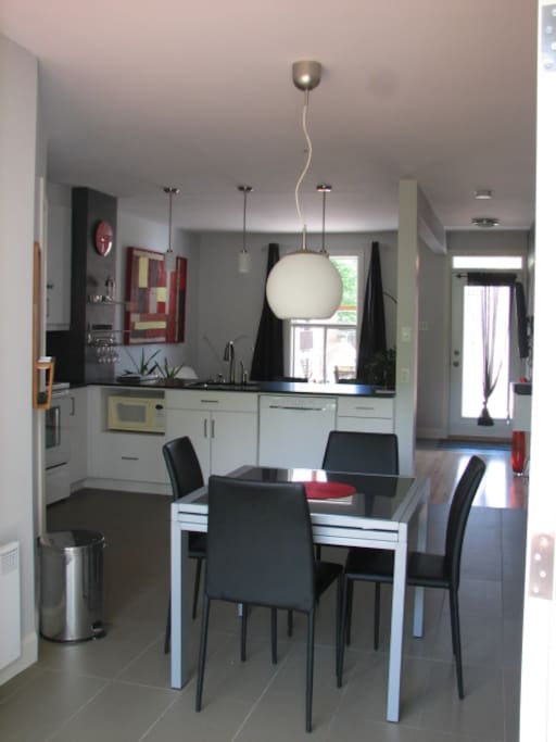 Cuisine et salon à aire ouverte