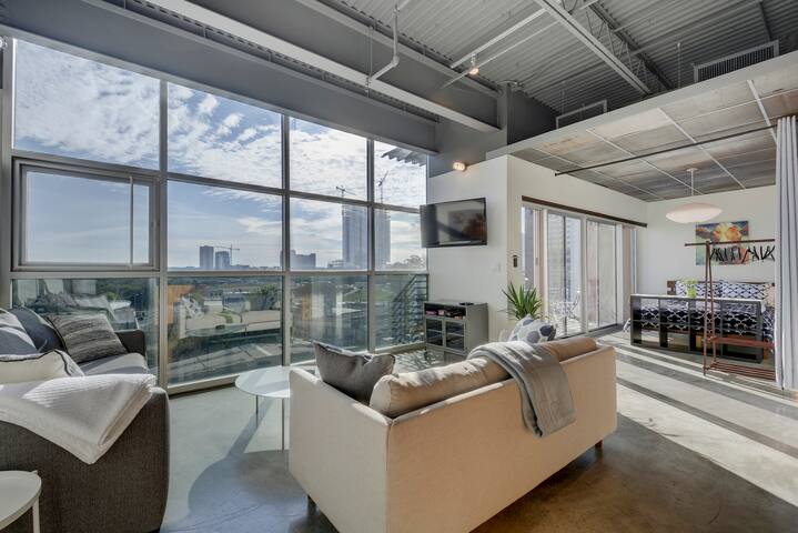 Group Travel Loft (x4) | Overlooking 6th Street gallery image 4