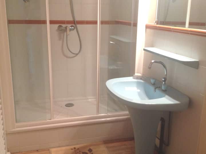 Chumba cha kuogea cha 1 st floor XXL, pia kuna bafu dogo kwenye choo cha kwanza na tofauti.