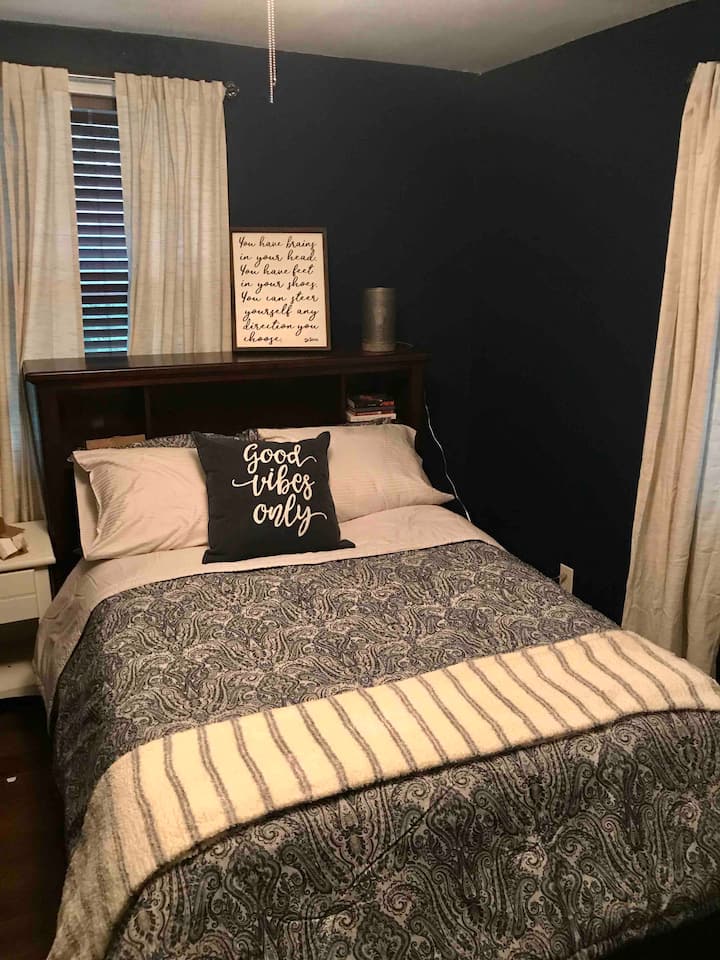 Krevat super i rehatshëm me perde të errëta