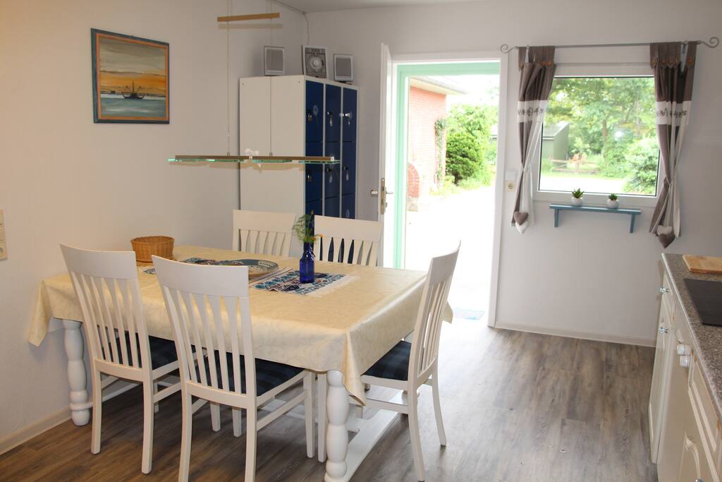 Küche mit Ausgang zum Hof und zum Garten