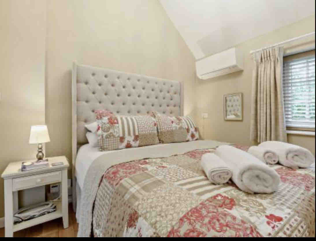 غرفة نوم بسرير بحجم كينج