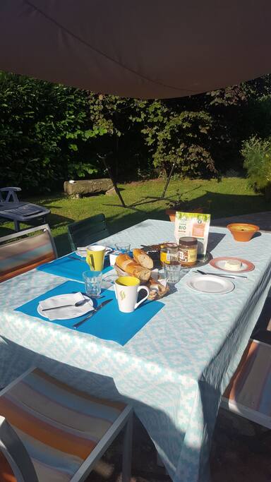 Petit déjeuner à l'extérieur ,quand le temps le permet !