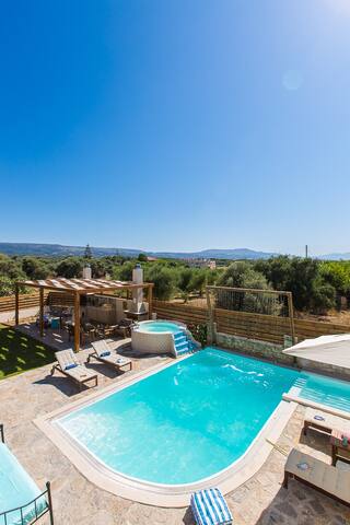 Aestas Residence, Refined Summer Retreat with Pool