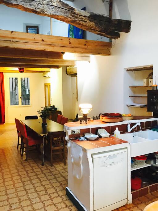 cuisine et table pour 8 pers.