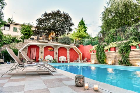 Villa with park, private pool, games, pets