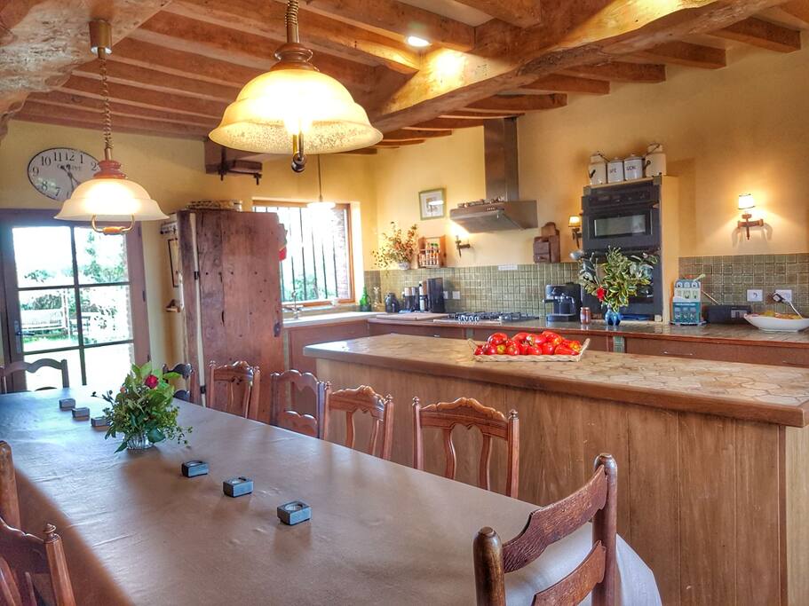 Une grande cuisine-salle à manger