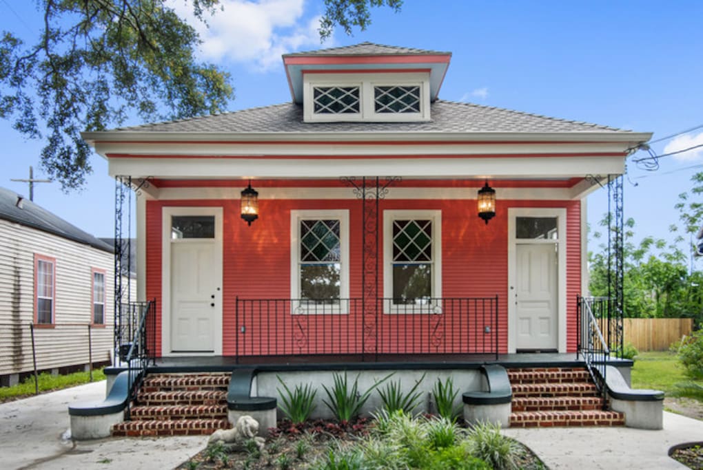 The house is on an oak-lined boulevard in a historic neighborhood with lots of interesting architecture. Dedicated bike lanes right outside lead to the French Quarter or Marigny-Bywater or City Park. Jazz Fest attendees will love the convenient walk.