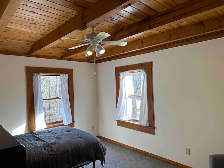 Полн кревет кој се наоѓа на вториот кат 