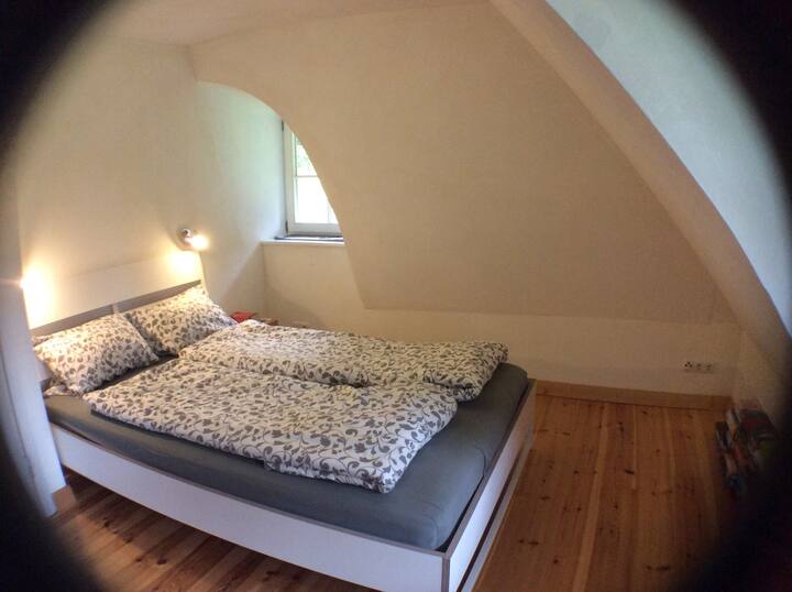 Простор за спиење 1 со брачен кревет// кревет бр. 1 - брачен кревет ///место за спиење 1 - брачен кревет (широк 180-220 см)