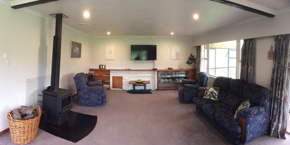 TV s Netflixom i požarom (osiguran je sigurnosni požar) za opuštajuću noć.