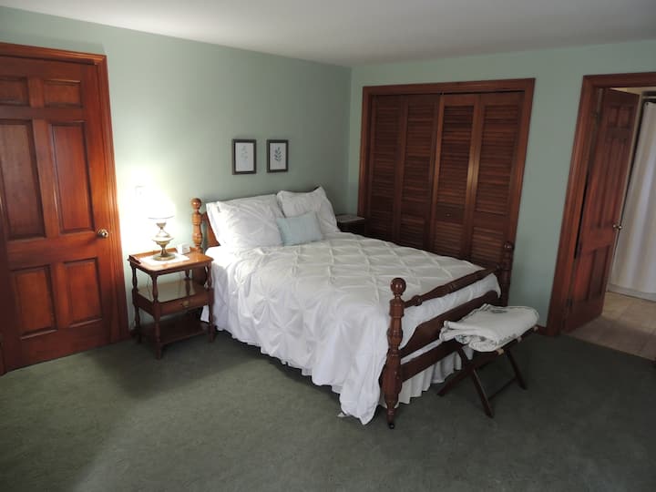 Dormitorio principal grande en la planta superior con cama doble.