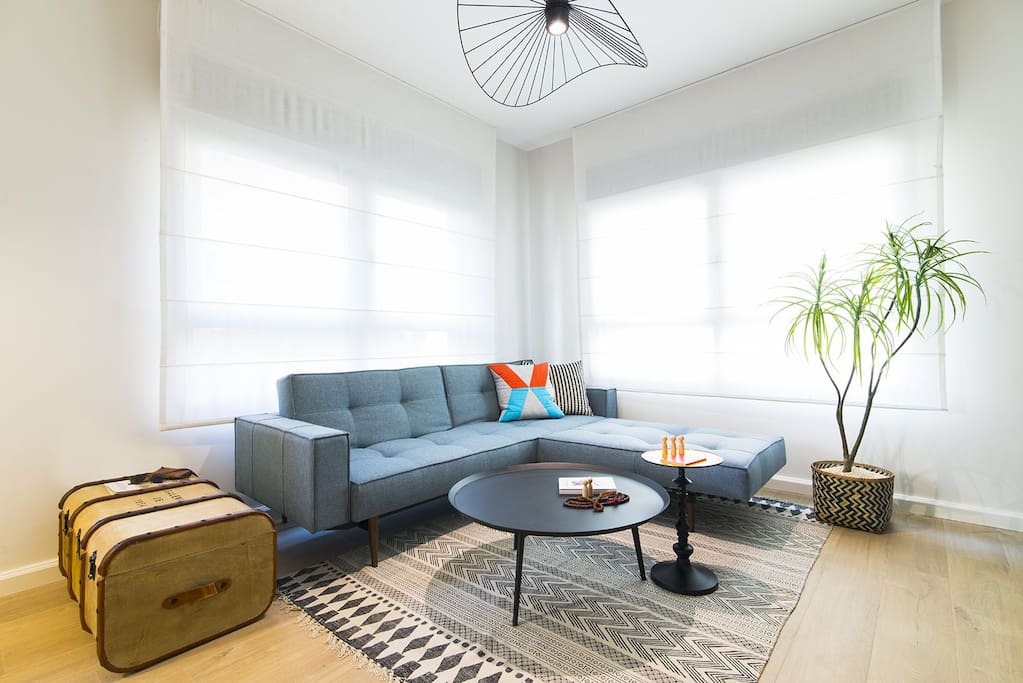 Spacious living room with plenty of light and a comfy sofabed