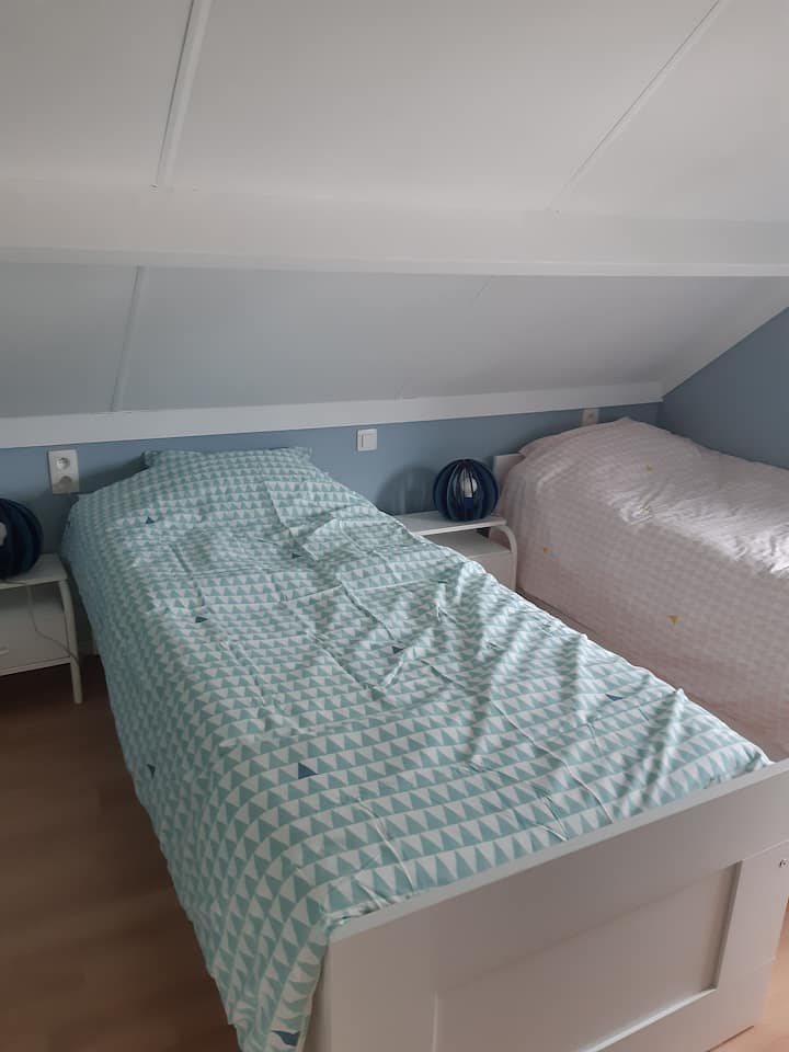 ISLA AZUL 2x cama individual con cajones. Armario grande