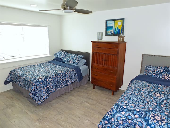 Spálňa s 1 manželskou posteľou a 2 oddelenými posteľami