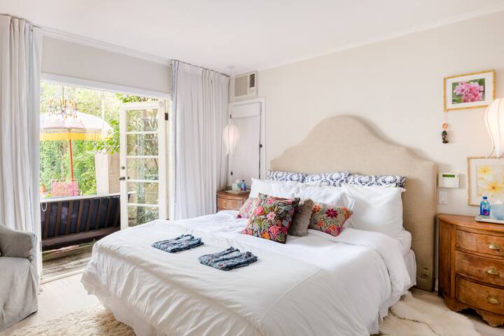 Lounge by the Pool at a Zen Oasis in Trendy Miracle Mile gallery image 4