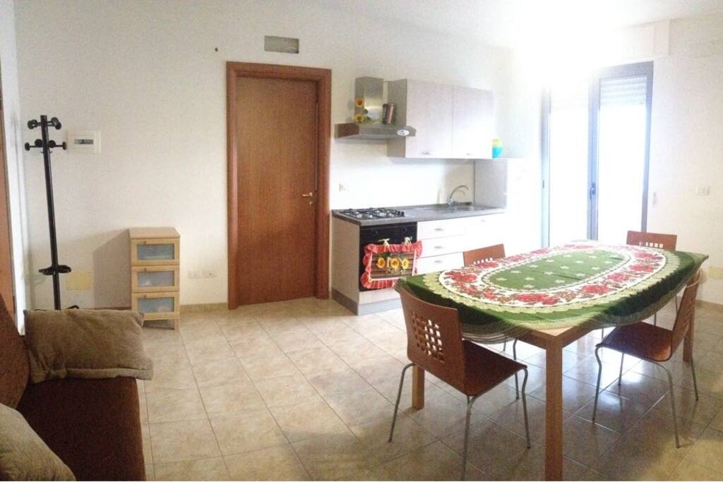 Come si puo' vedere dalle foto, cucina-soggiorno ampia, arredamento nuovo. Annesso un terrazzino.