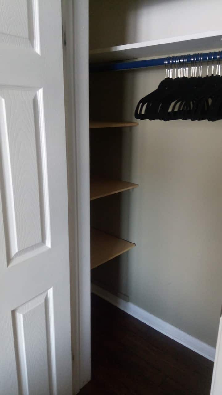 Tuna vyumba vingi vya kulala vyenye viango vilivyohisiwa ili nguo zako zisipoteleza.