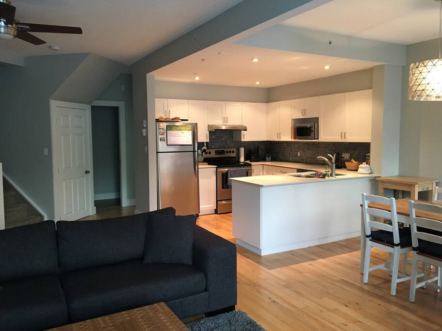 bright kitchen, lots of counter space