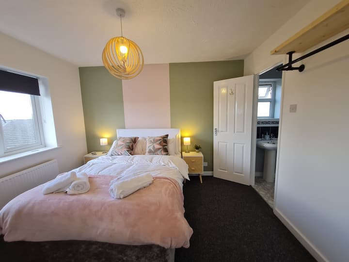 ห้องนอนคู่พร้อมห้องน้ำในตัว