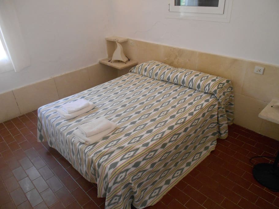Habitación con cama de matrimonio