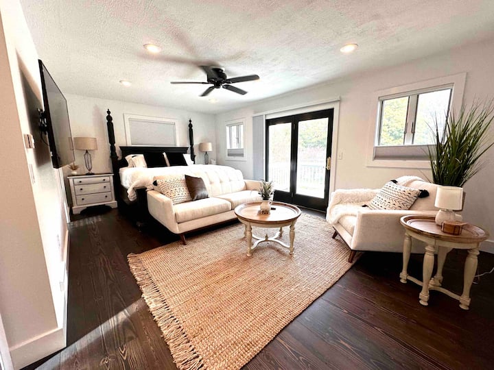 Na celom poschodí sa nachádza veľká hlavná spálňa. Stmievateľné svetlá a stropný ventilátor. Aktualizovaný inteligentný televízor, ktorý sa otáča pre tých, ktorí radi pozerajú televízor z postele. 