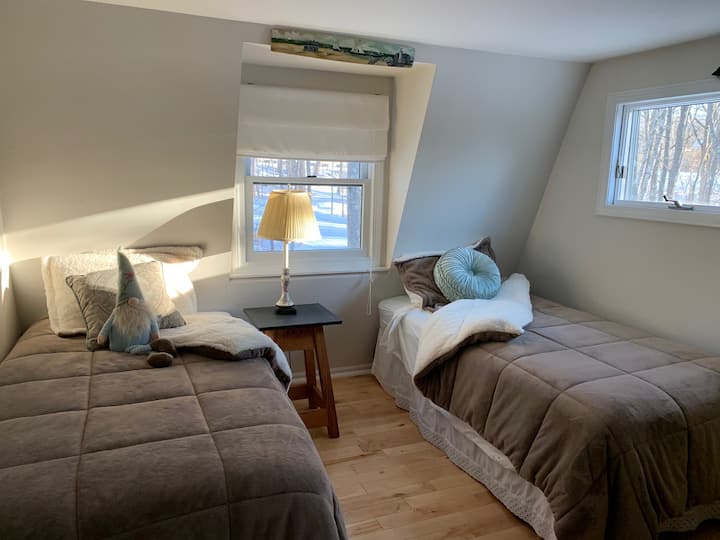 The Carriage House Suite: ¡Las dos camas individuales, decoradas con sábanas de invierno!