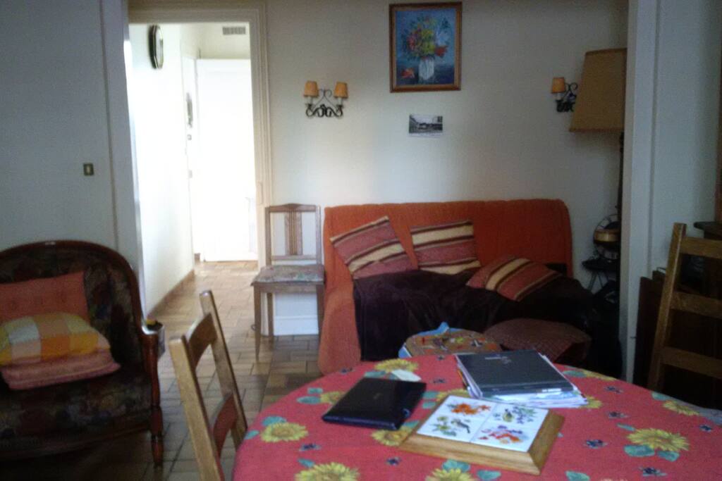 Salle à manger, salon ,canapé neuf couchage 2 personnes