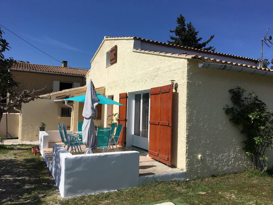 Quoi de plus agréable qu'un barbecue en famille ou entre amis tout en se rafraîchissant dans la piscine .