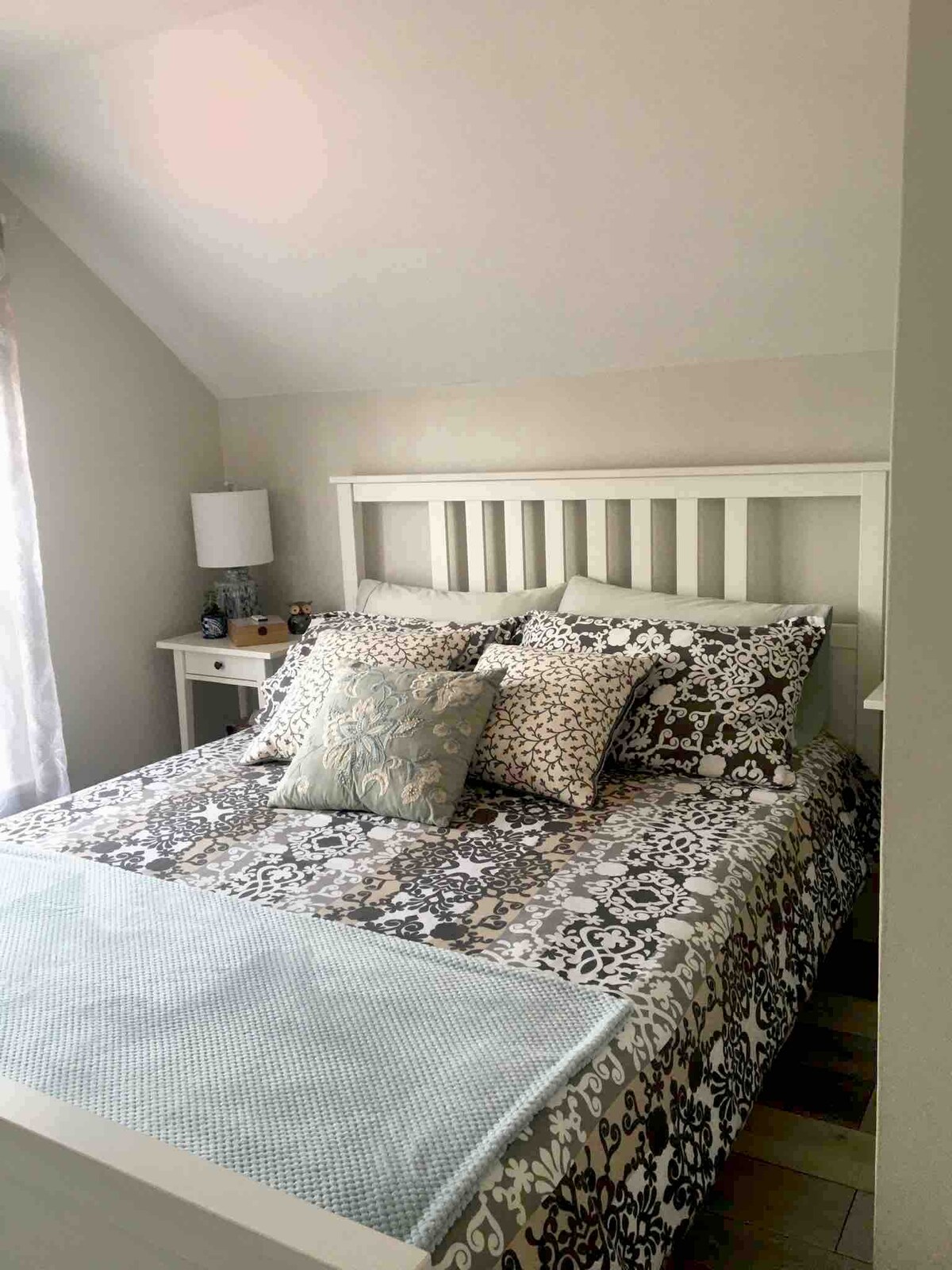 Втората спална соба на вториот кат, има сосема нов душек од мемориска пена од 12 инчи, квалитетна постелнина, многу е пријатна и прилагодлива. Има поглед кон дворот, мирен и тивок.
