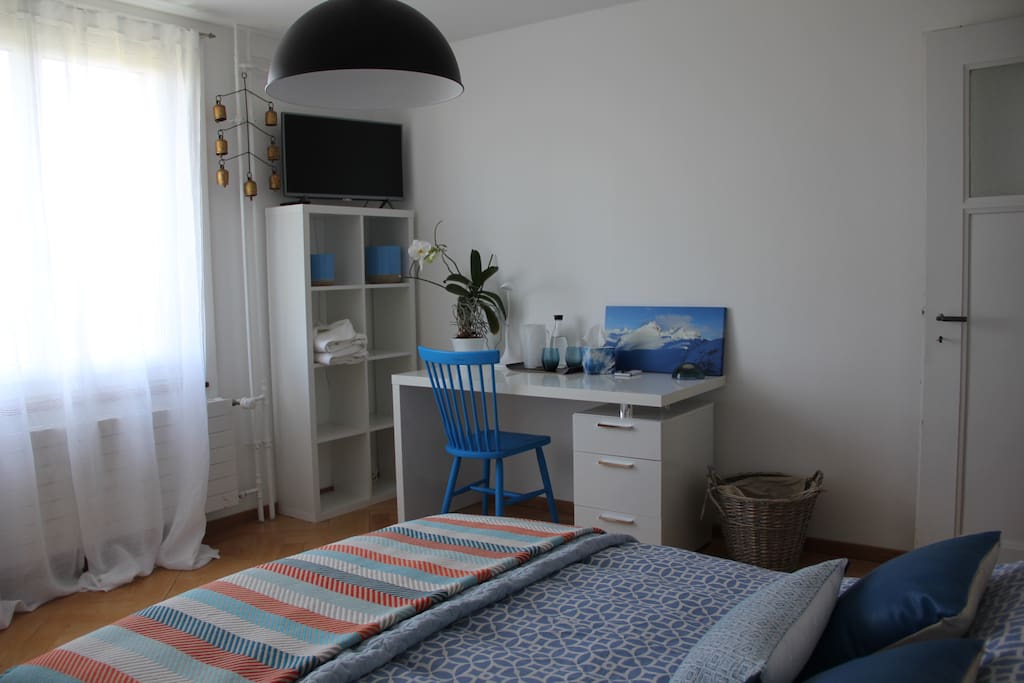 Chambre spacieuse avec bureau