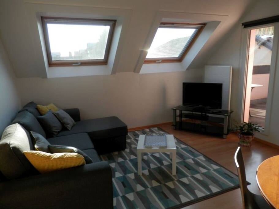 Salon lumineux avec vue sur les montagnes